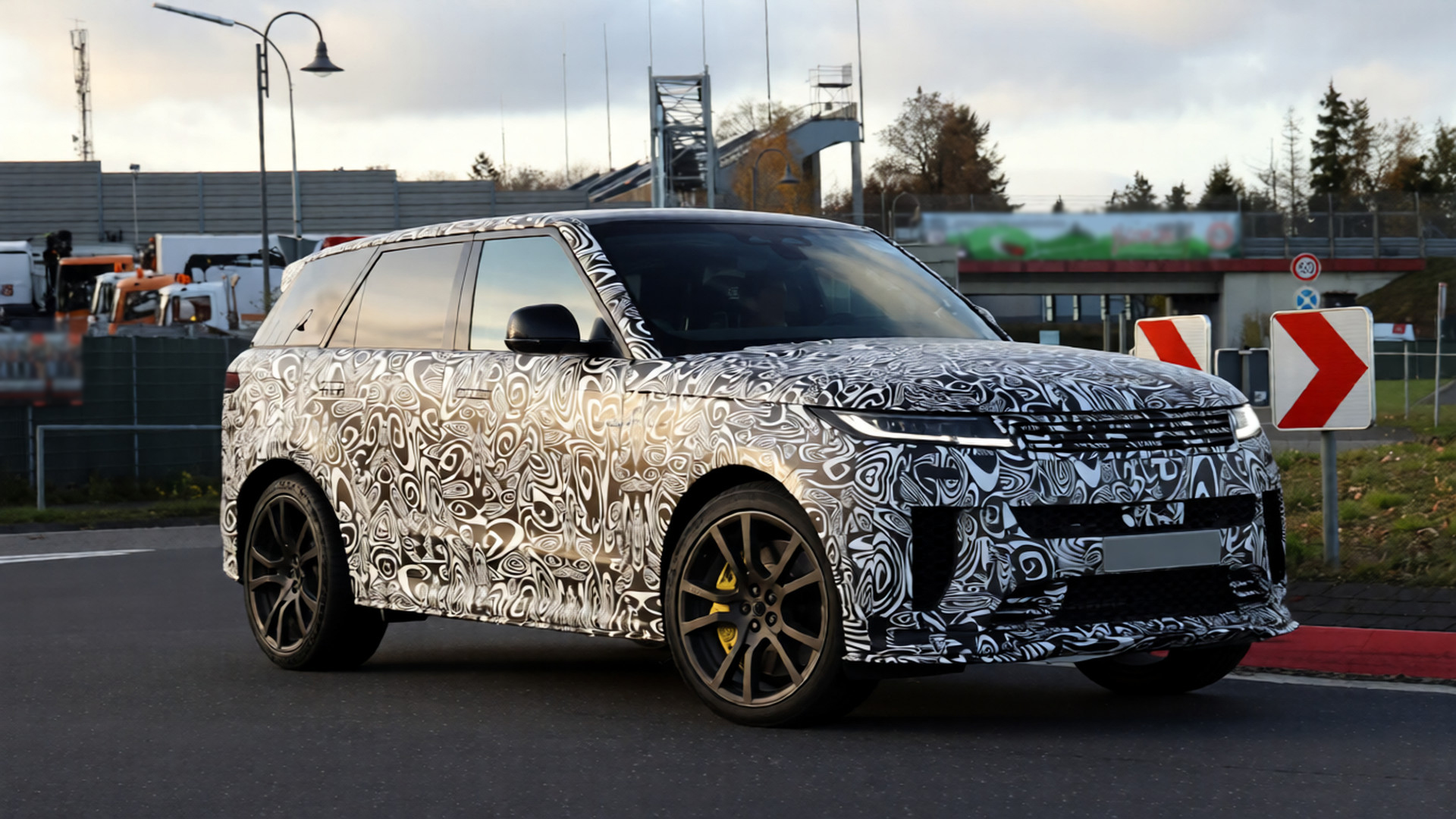 Range Rover Sport SV extrem a fost surprins pe Nurburgring: posibilul ultim act al generației