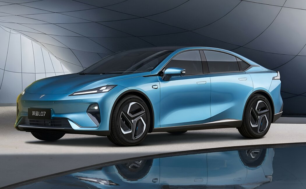 Deepal L07 2026 a fost prezentat în China: sedan electric al Changan Automobile, cu sistem Huawei ADS, motor puternic și preț de la 145.900 yuani.
